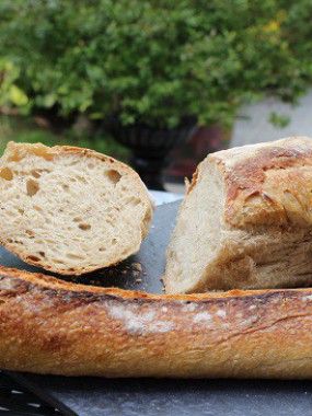 Buffet de pains spéciaux cuits au feu de bois